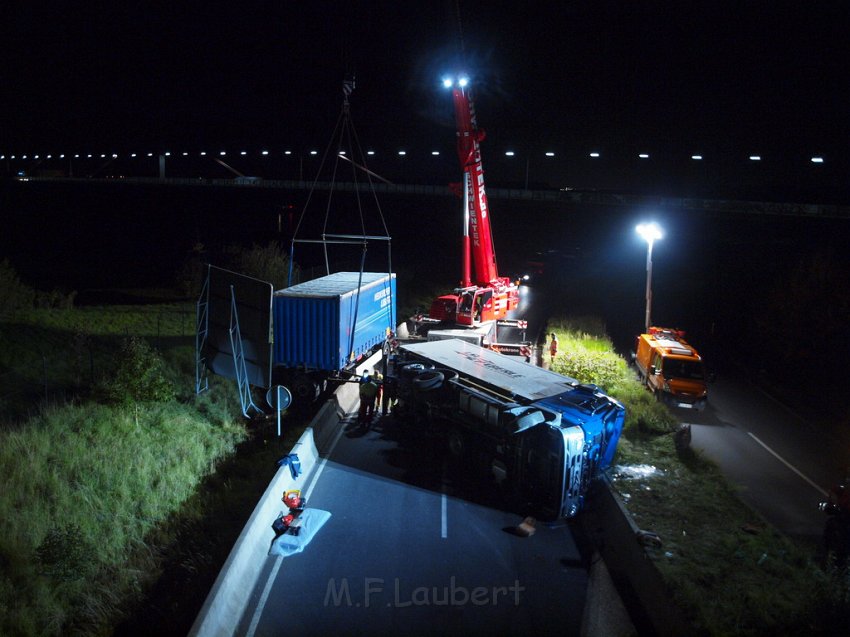 Einsatz BF Koeln PEINGEKLEMMT in Leverkusen P190.JPG